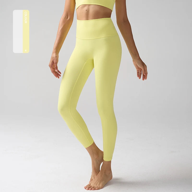 Un mannequin portant des leggings de performance jaunes vifs à taille haute.