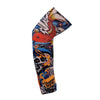 Manga protectora con estampado de pez naranja estilizado y acentos azul oscuro.