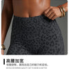 Gros plan d'une femme portant des short de yoga à taille haute à imprimé léopard noir.