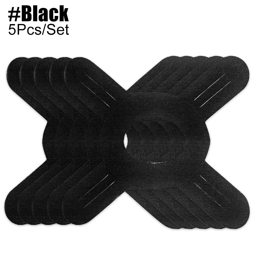 Un juego de cinco cintas de recuperación kinesiológicas negras dispuestas en forma de cruz.