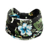 Tire-l'oreille en tissu noir avec un imprimé floral vibrant de fleurs bleues et blanches et de feuilles vertes.