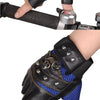 Schwarze und blaue Kunstleder-Motorradhandschuhe mit Nietenverzierung auf einer Hand.