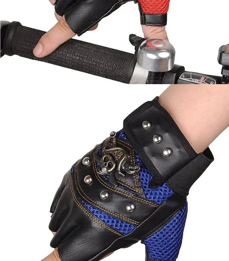 Schwarze und blaue Kunstleder-Motorradhandschuhe mit Nietenverzierung auf einer Hand.