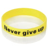 Bracelet silicone jaune avec le texte Never give up on it.