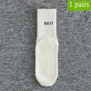 Ein Paar weiße atmungsaktive, rutschfeste Yoga- und Fitnesssocken mit strukturierter Sohle