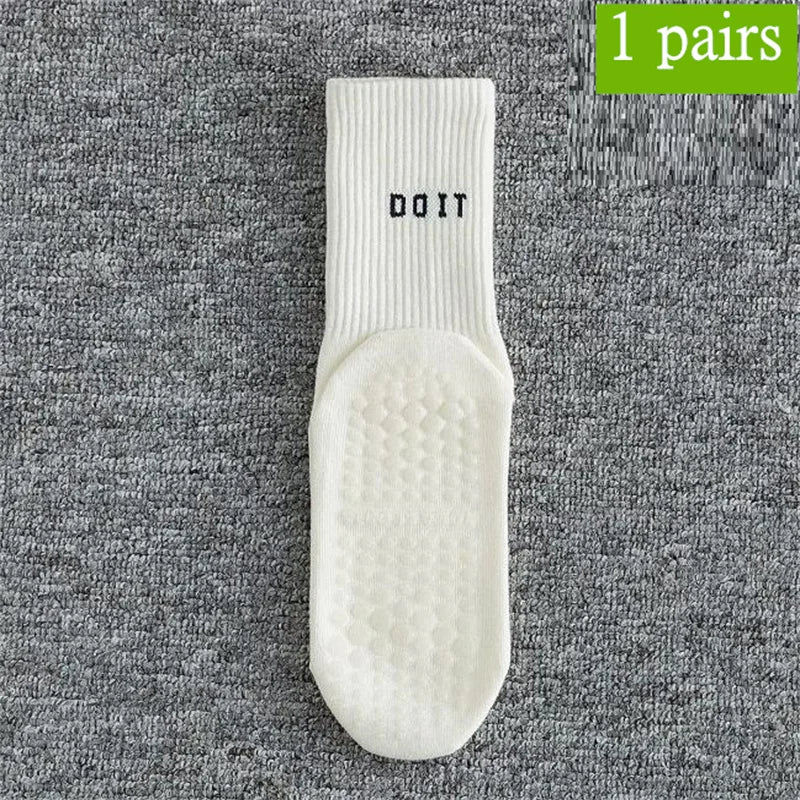 Ein Paar weiße atmungsaktive, rutschfeste Yoga- und Fitnesssocken mit strukturierter Sohle