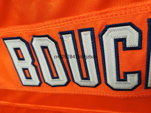 Tela naranja con letras en blanco y azul marino que deletrean BOUCH