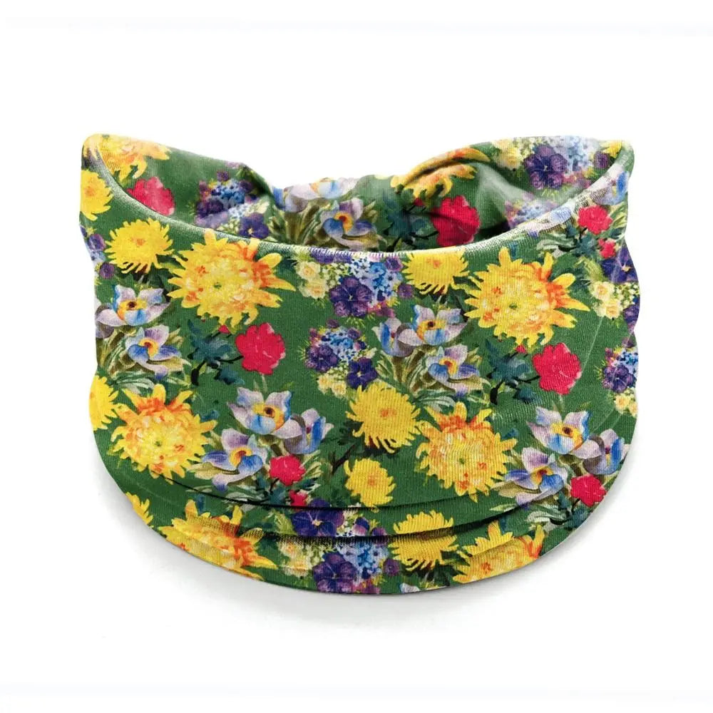 Diadema de yoga de tela verde con estampado floral colorido de flores amarillas, moradas y rojas.