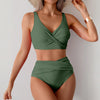 Un mannequin portant un maillot de bain deux pièces plissé en vert olive.