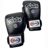 Ein Paar schwarze Leder-Boxhandschuhe mit weißer Fairtex-Markierung und roten ovalen Logos.