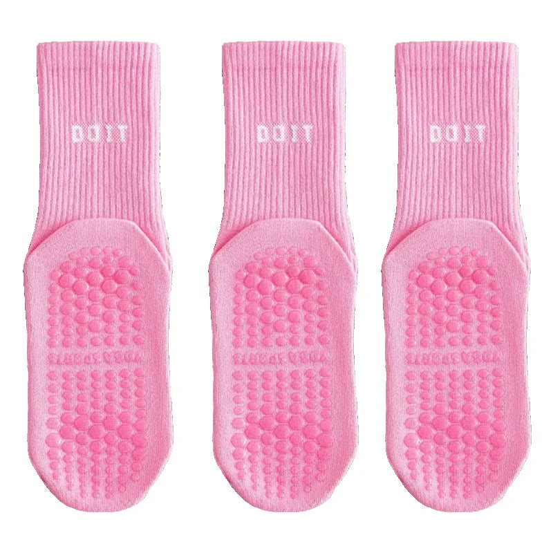 Set aus drei rosa atmungsaktiven Knielängenstrümpfen für Yoga und Pilates