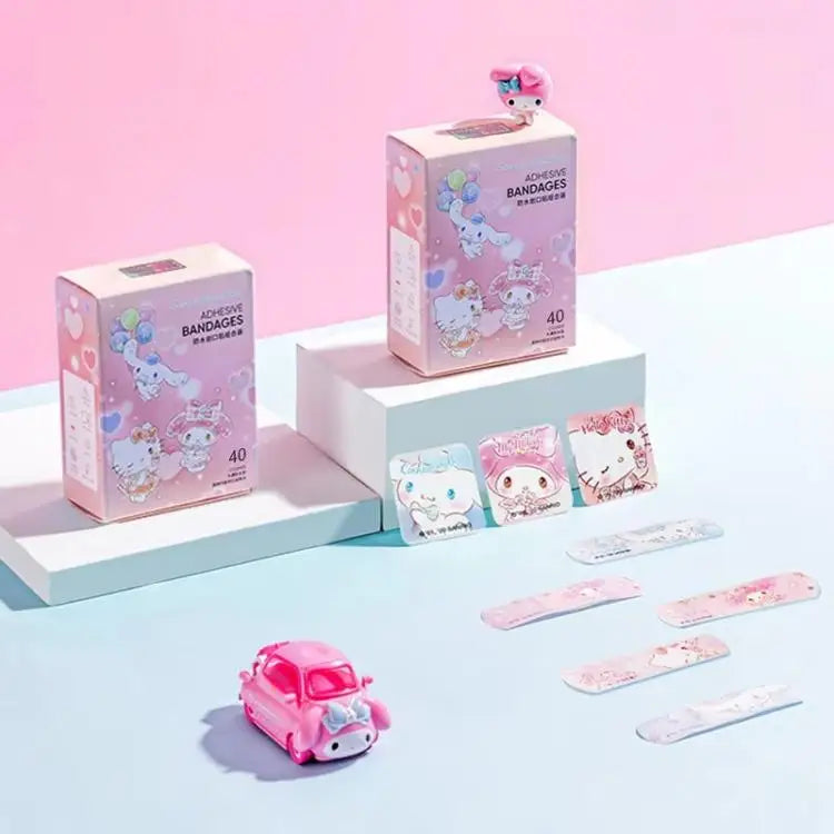 Vendas adhesivas rosas en una caja y varias vendas individuales expuestas sobre una superficie azul claro.