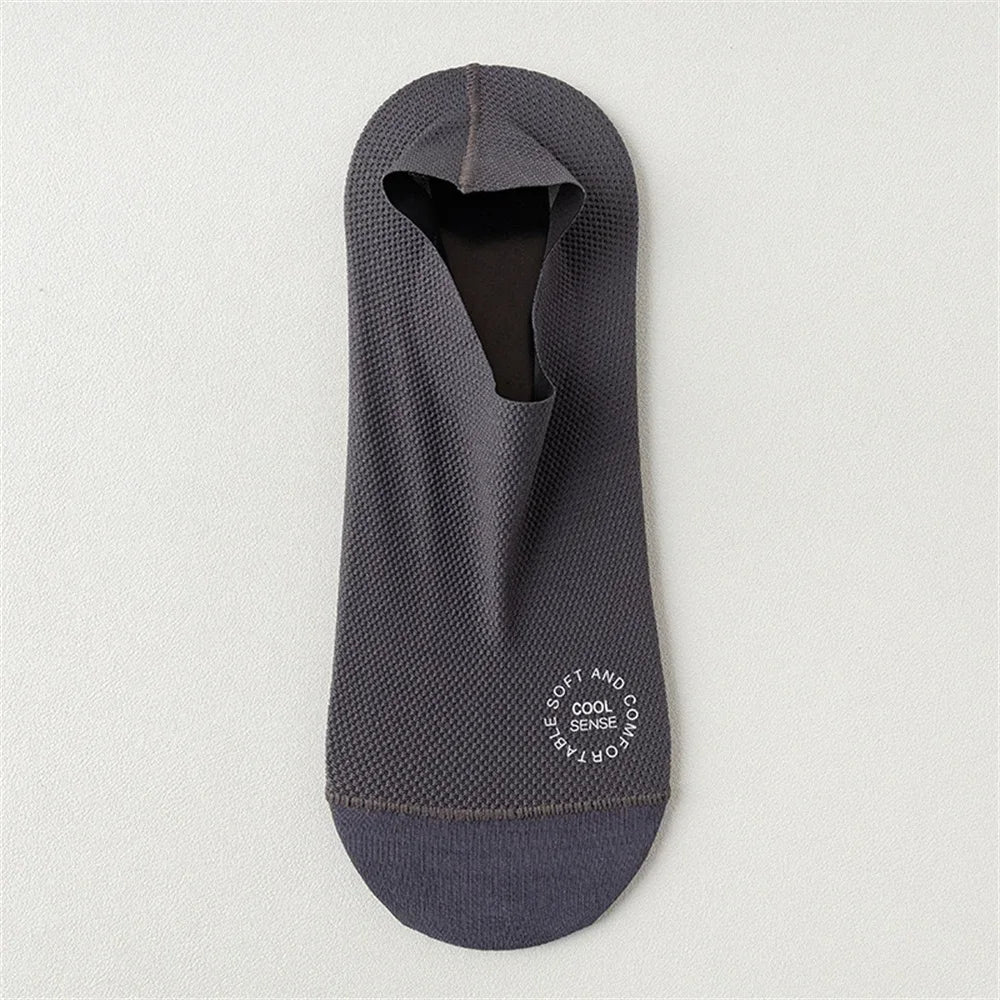Chaussette en maille anti-dérapante gris foncé pour hommes, vue à plat.