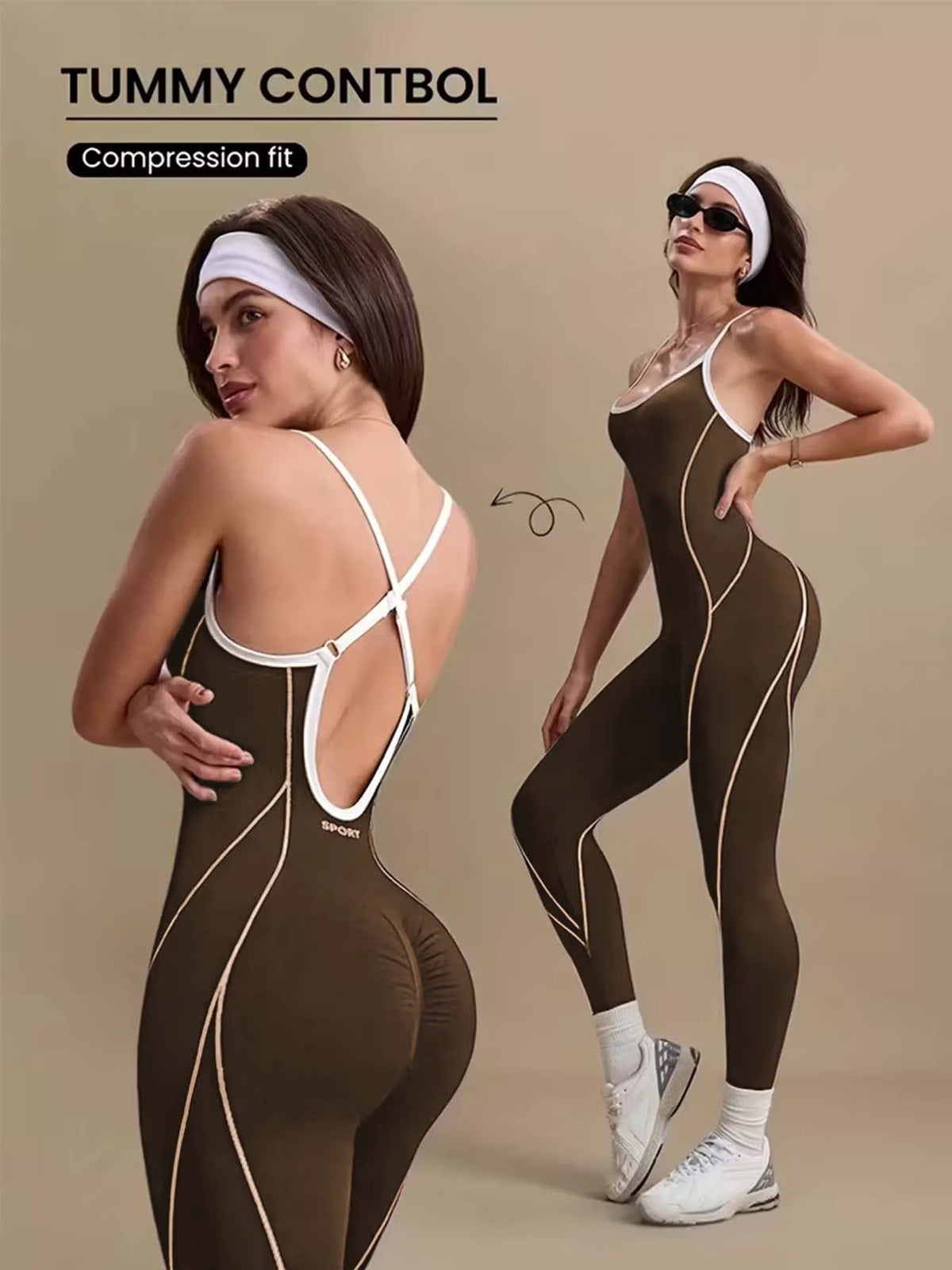 Eine Frau modelliert einen braunen, eng anliegenden Overall mit weißen Akzenten, bestehend aus einem Sport-BH und langen Legg
