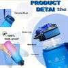 Blaue isolierte Sportflasche mit Strohverschluss und Tragegurt, zeigt लीकproof-Funktionen.