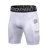 Shorts deportivos de compresión para hombre blancos, secado rápido, con cintura negra y bolsillo en el muslo.