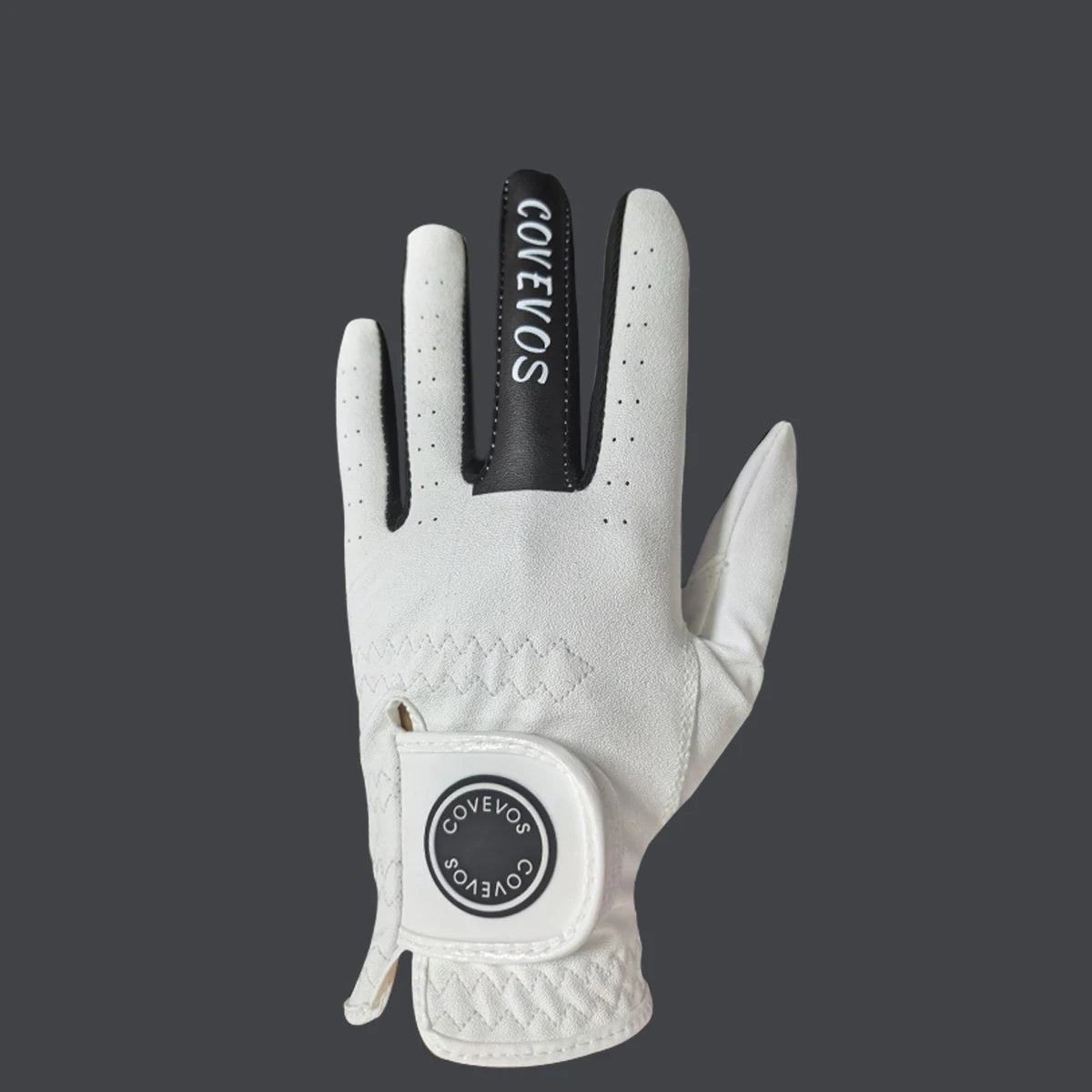 Gant de golf ergonomique blanc avec accents noirs et ventilation, sur fond gris foncé.
