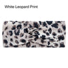 Diadema elástica de tela con estampado de leopardo beige y blanco y negro.