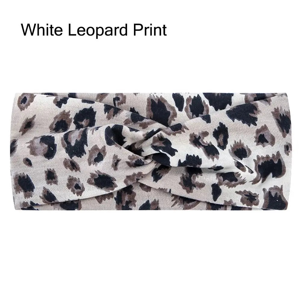 Diadema elástica de tela con estampado de leopardo beige y blanco y negro.