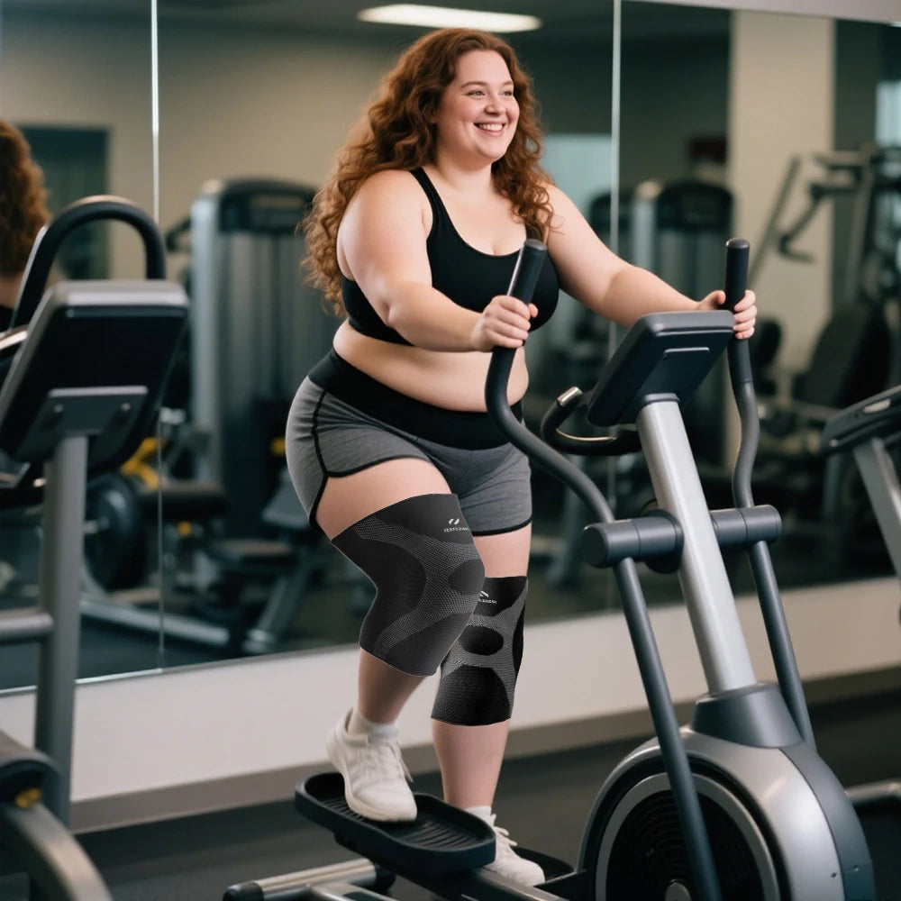 Eine Frau trainiert auf einem Fahrrader mit Kniebandage im Fitnessstudio.