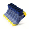Une pile de chaussettes de sport basses, respirantes, bleu marine et jaune, sur fond blanc.