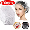 Una mujer usando un gorro de ducha desechable transparente para extensiones y trenzas, junto al producto.