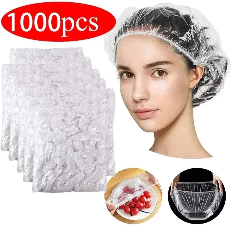 Una mujer usando un gorro de ducha desechable transparente para extensiones y trenzas, junto al producto.