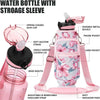 Botella de agua rosa con funda y correa, que tiene tapa anti-polvo de resorte y detalles de bolsillo.