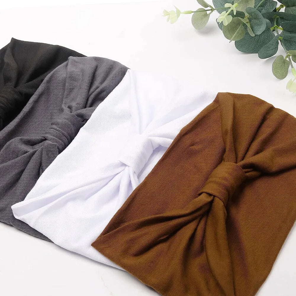 Trois foulards en coton bohèmes pliés gris, blanc et marron sur fond blanc