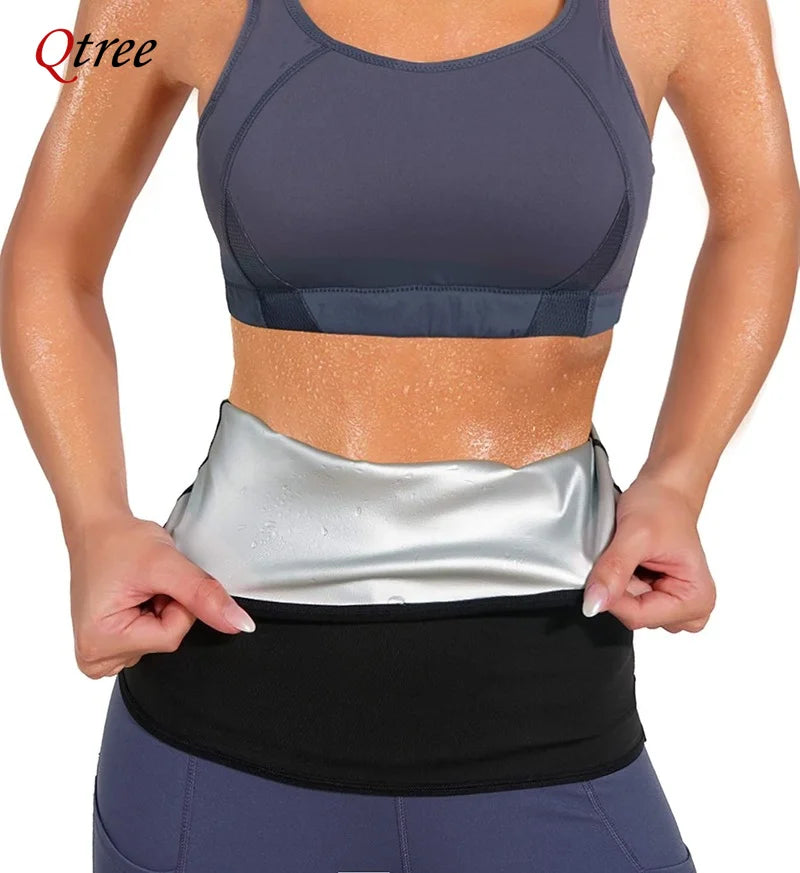 Eine Frau trägt einen grauen Taillenschmuck-Corset über einem schwarzen Gürtel und hellblauen Hosen.