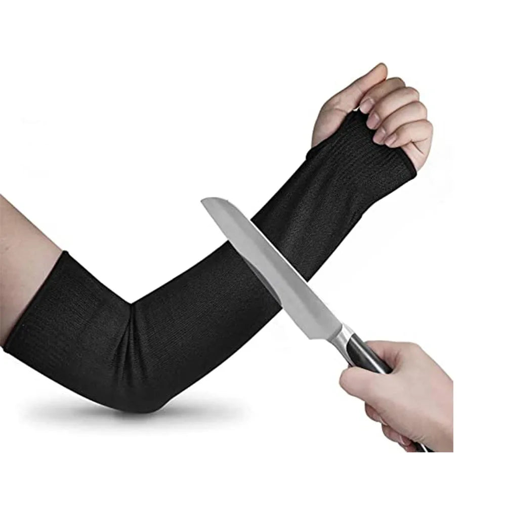 Una mano sostiene un cuchillo de plata sobre una manga de brazo negra resistente a cortes.