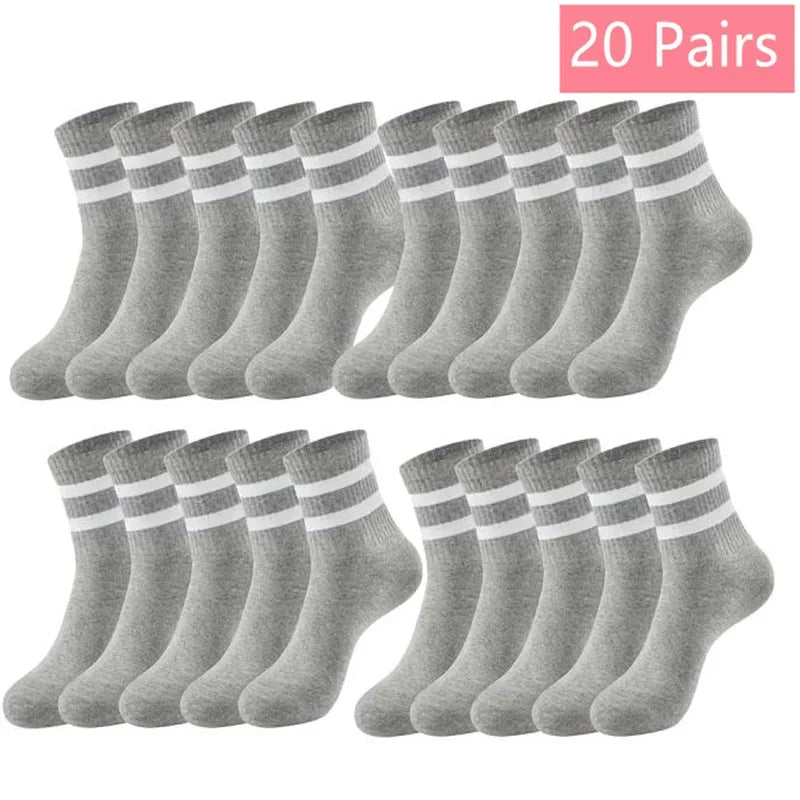 20 paires de chaussettes en tricot gris, mi-mollet et respirantes, disposées en rangée.