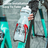 Une main tient une bouteille d'eau en plastique transparent avec une base en silicone, montrant une installation stable sur u