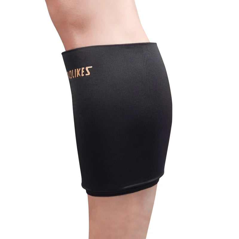 Black knee sleeve for hot and cold therapy