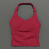 Ein einfariges, leuchtend rotes Strick-Gym-Tanktop mit Rundhalsausschnitt und figurbetontem Schnitt.