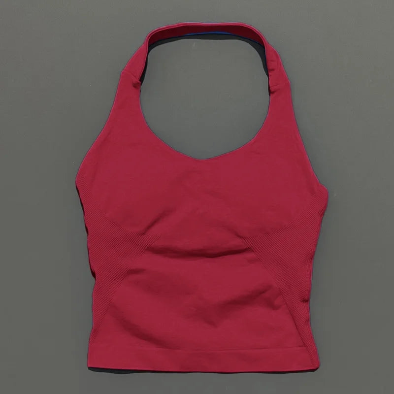 Ein einfariges, leuchtend rotes Strick-Gym-Tanktop mit Rundhalsausschnitt und figurbetontem Schnitt.
