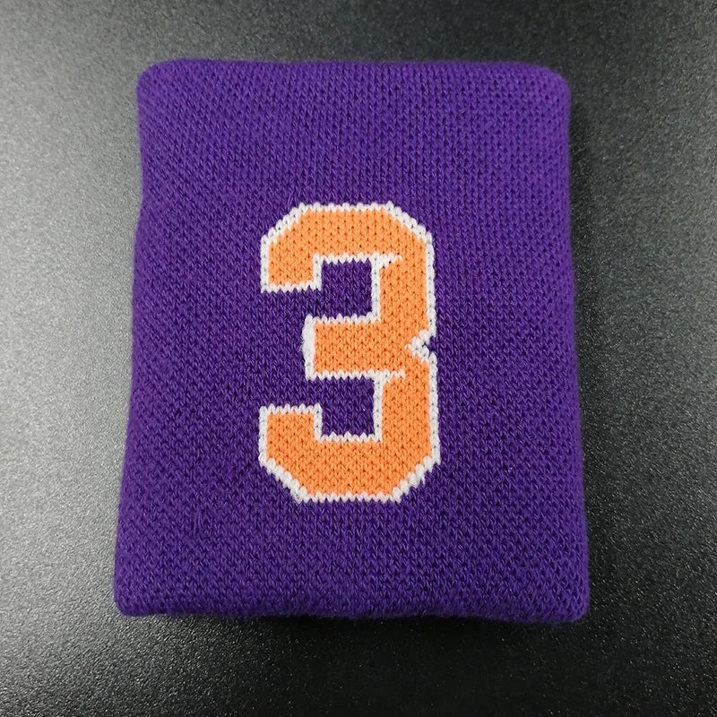 Bracelet en tricot violet avec le chiffre 3 brodé en fil orange.
