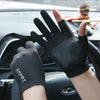Eine Hand mit schwarzen Sport- und Rennhandschuhen ist im Auto, nahe dem Lenkrad, sichtbar.
