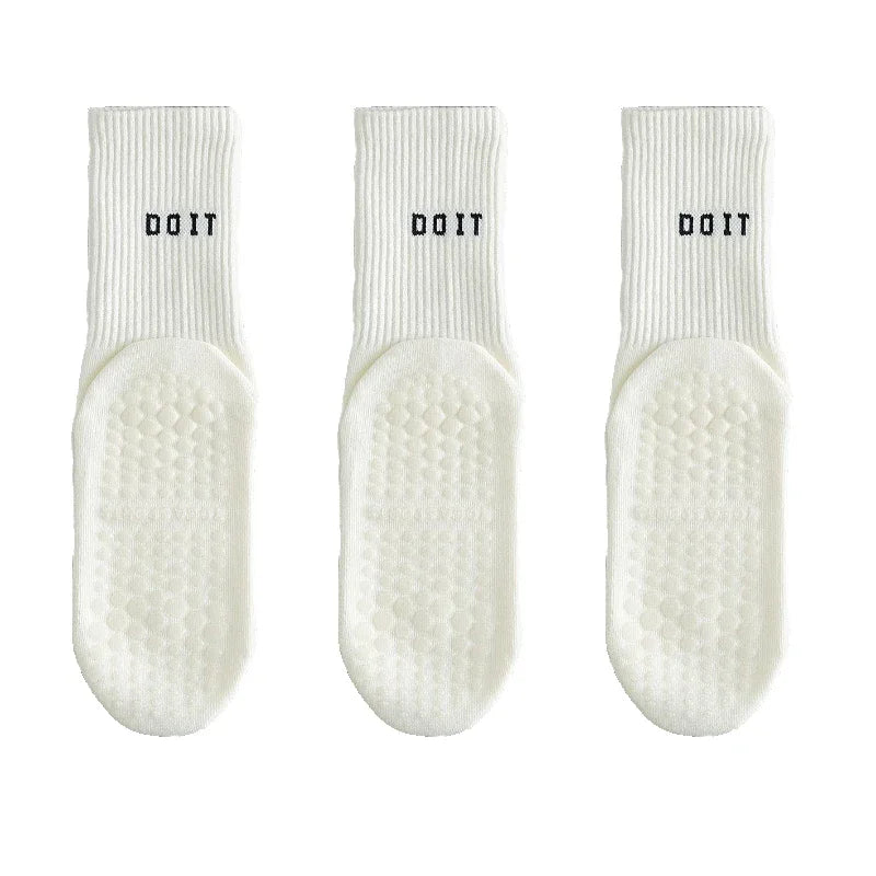 Drei weiße, atmungsaktive Knielange Socken für Yoga und Pilates