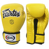 Ein Paar gelbe Lederboxhandschuhe mit schwarzer Beschriftung und Polsterung.