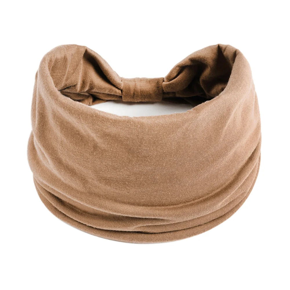 Foulard en coton boho marron noué en nœud, montré à plat.