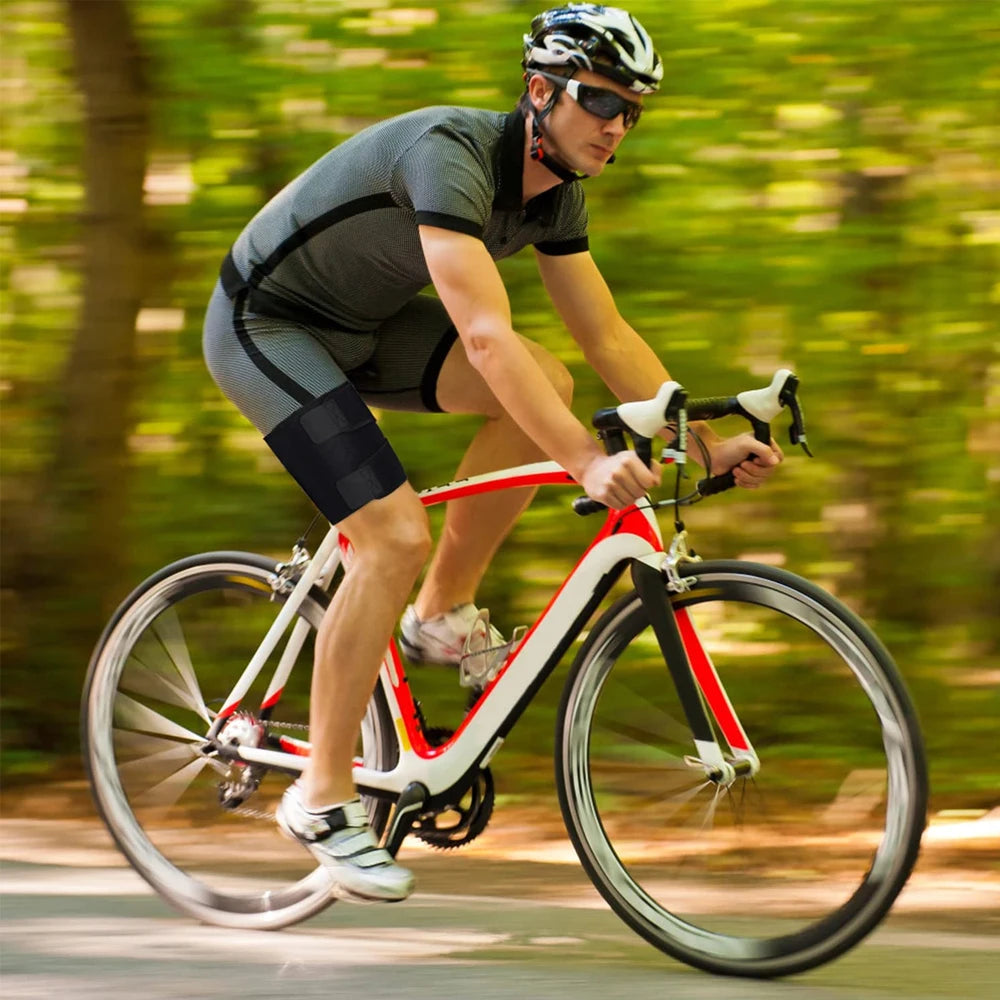 Ein Fahrradfahrer mit Sonnenbrille und Helm fährt ein Fahrrad auf der Straße, unterstützt durch eine verstellbare Kompression