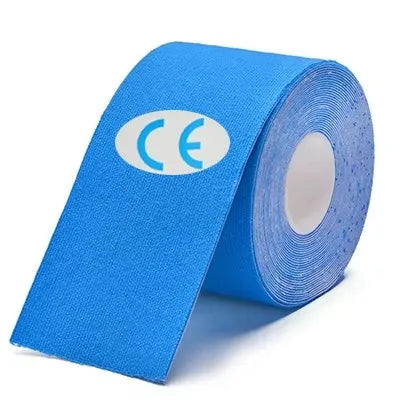 Rollo de cinta kinesiológica azul con marca CE visible