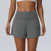 Eine Frau modelliert graue, schnelle, trocknende Sportshorts für Damen.