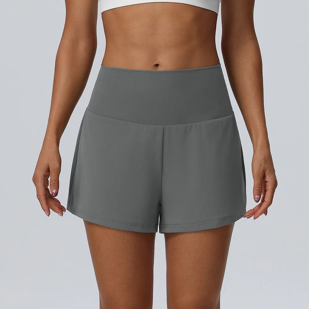 Eine Frau modelliert graue, schnelle, trocknende Sportshorts für Damen.
