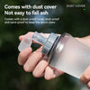 Una mano sostiene una botella deportiva de silicona transparente con tapa y pico, mostrando sus características.