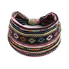 Un large foulard pour les cheveux à motif bohème avec diverses couleurs et motifs géométriques.