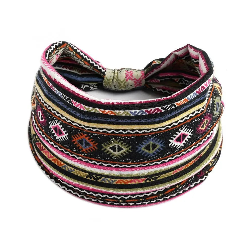 Un large foulard pour les cheveux à motif bohème avec diverses couleurs et motifs géométriques.