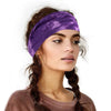 Una mujer con cabello largo usando un pañuelo de cabeza de tie-dye morado, posando para una foto de producto.