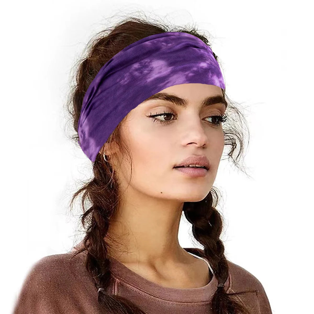 Una mujer con cabello largo usando un pañuelo de cabeza de tie-dye morado, posando para una foto de producto.
